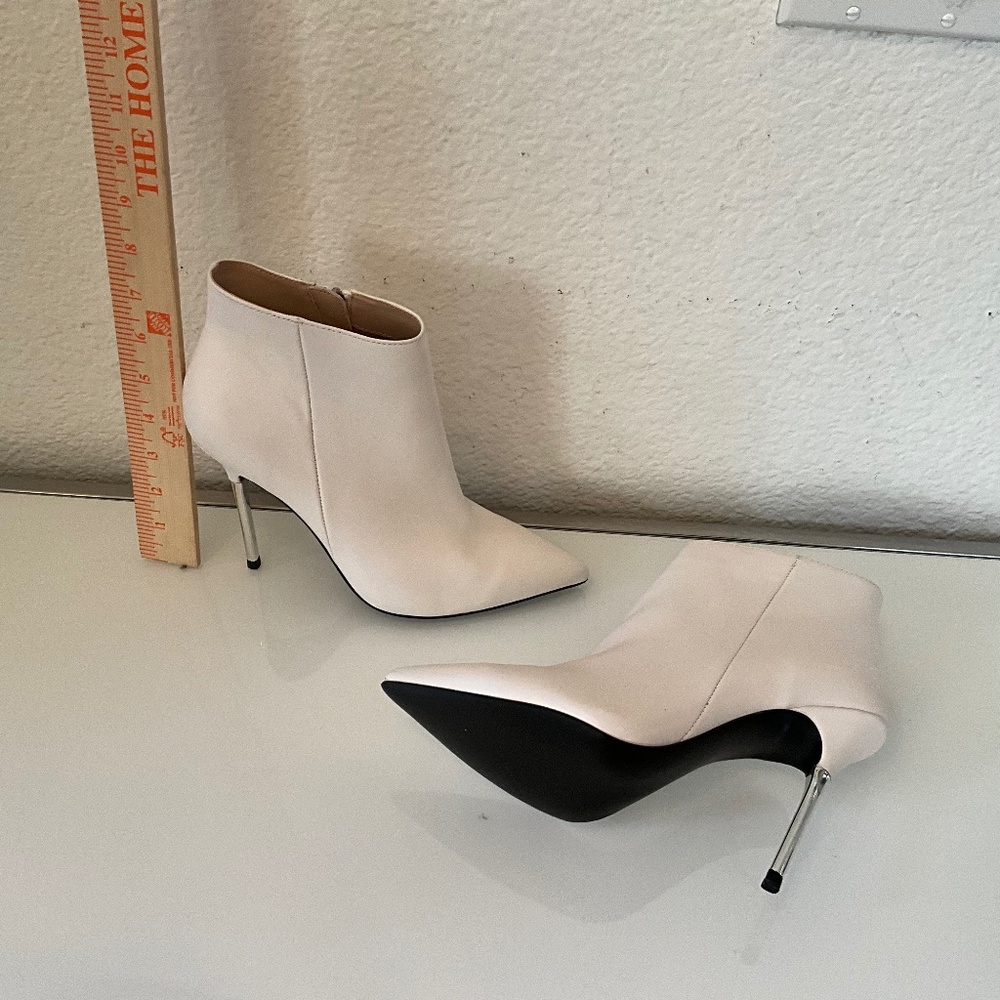 NWOB Steve Madden DANYA white leather bootie  boots♥️😍😍😍 size 8